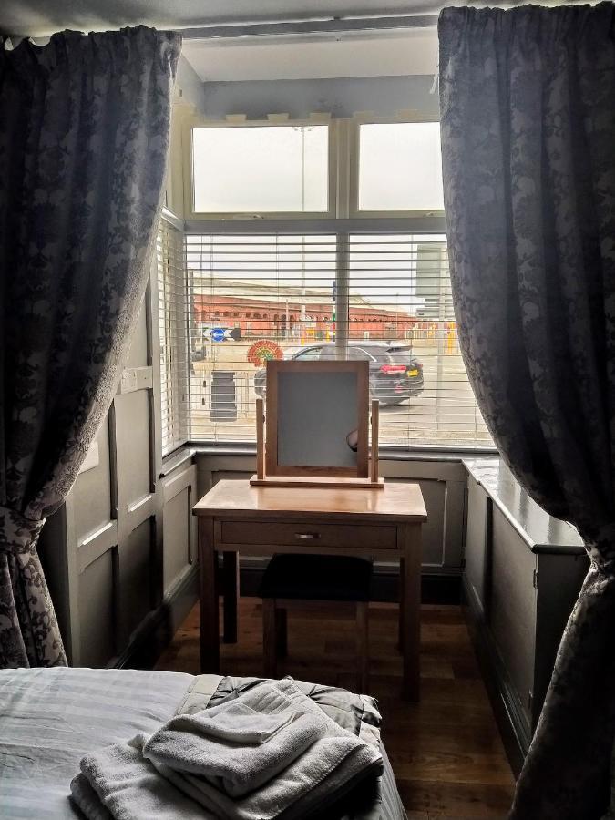 The Edinburgh Castle Bed & Breakfast Holyhead Eksteriør bilde